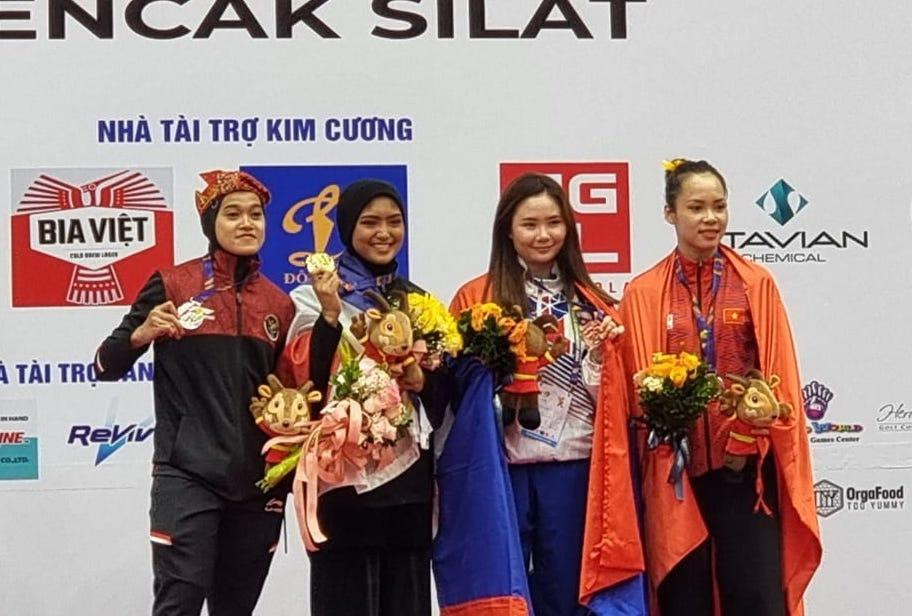 Mary Francine Padios (thứ hai từ trái sang) Mary Francine Padios (thứ hai từ trái sang)