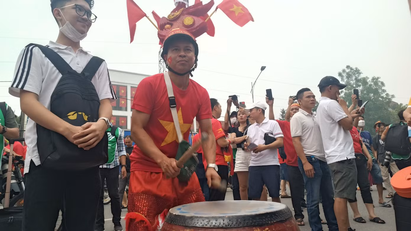 Các dụng cụ mà CĐV mang theo như trống, loa đài được 'mở" hết công suất để khuấy động bầu không khí và tiếp thêm động lực thi đấu cho đội nhà.