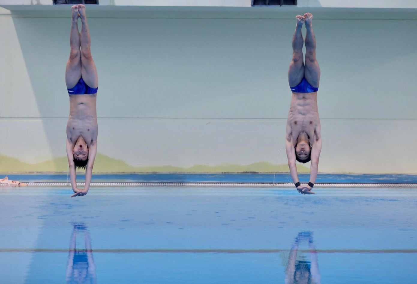 Các VĐV nhảy cầu là những người đầu tiên nhận được thưởng nóng của đoàn TTVN Các VĐV nhảy cầu là những người đầu tiên nhận được thưởng nóng của đoàn TTVN