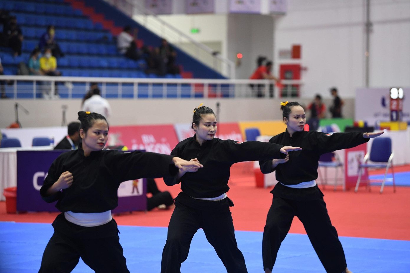 Trong ngày thi đấu hôm nay, các VĐV pencak silat Việt Nam gồm Nguyễn Thị Huyền, Nguyễn Thị Thu Hà và Vương Thị Bình đã xuất sắc về nhất ở nội dung quyền tập thể nữ.