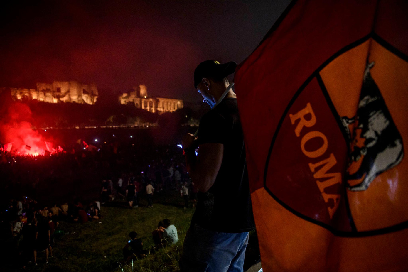 Bầu không khí như bùng nổ hơn khi thầy trò Jose Mourinho mang cúp về nhà.