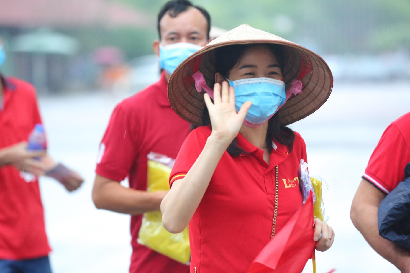 Bầu không khí trước trận đấu khá sôi động