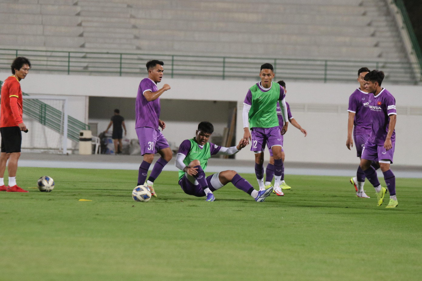 Bên cạnh việc thị phạm cho các học trò, ông cũng yêu cầu các trợ lý phối hợp đốc thúc toàn đội nỗ lực cao nhất để hoàn thành các yêu cầu đặt ra.