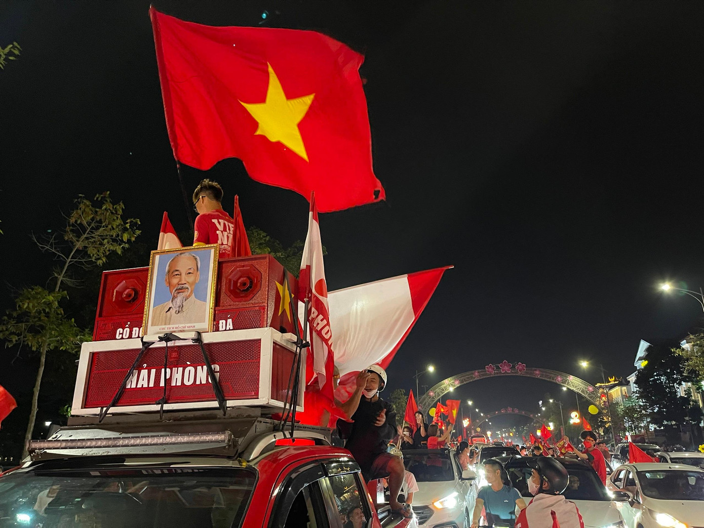 Dù giao thông có chút cách tắc nhưng tất cả đều hoà vào niềm vui chung.