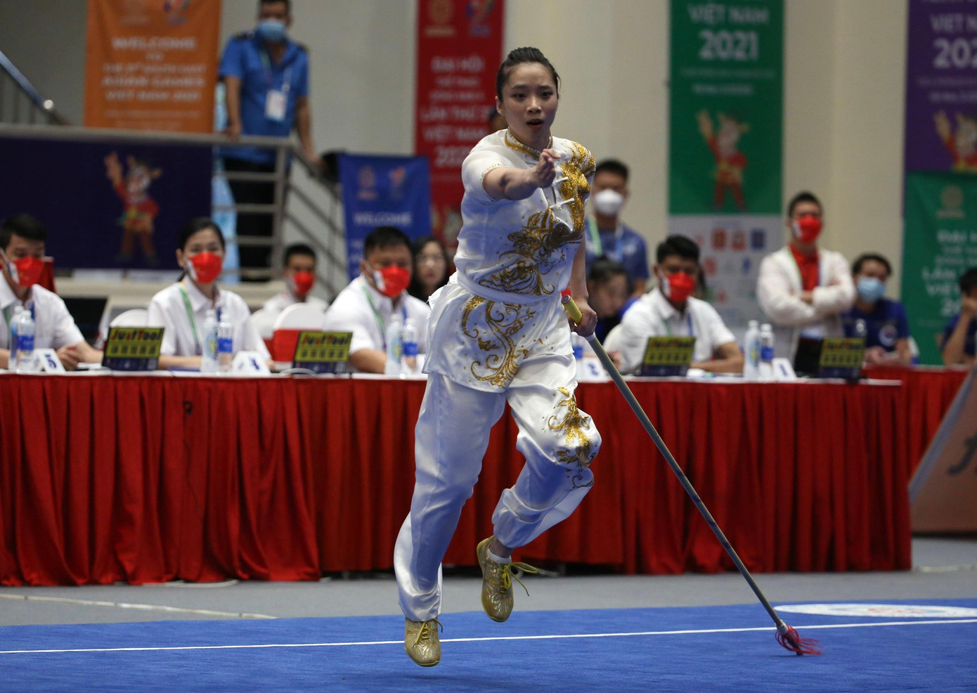 Sau gần 5 năm Thúy Vi mới tái xuất ở sàn đấu SEA Games và cô gái vàng Wushu của Việt Nam lập tức khẳng định đẳng cấp với cú đúp HCV.