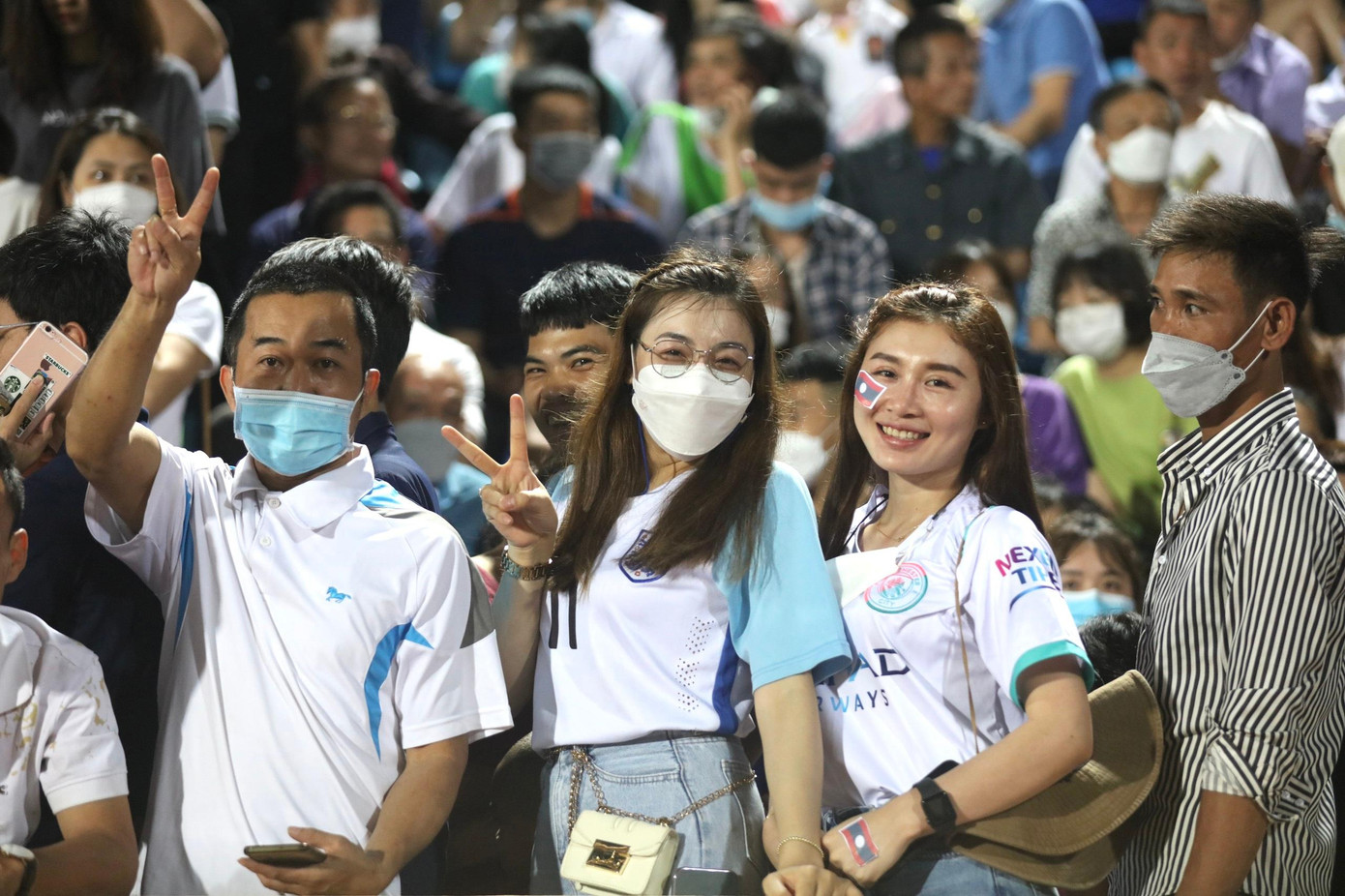 Trước thềm trận đấu, đã có khoảng 500 CĐV của hội đã tham gia lễ diễu hành, cổ động cổ vũ cho U23 Lào trong cuộc chạm trán với đối thủ được đánh giá cao hơn U23 Singapore.