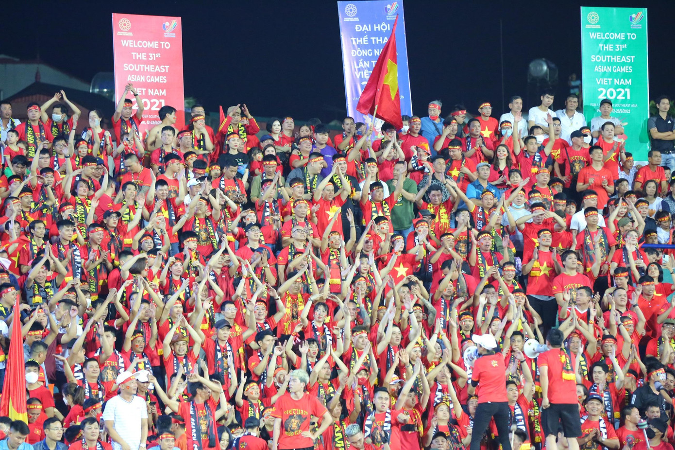 Sau trận đấu, thầy trò HLV Park Hang-seo và CĐv cùng nhau hát vang ca khúc &apos;Bác đang cùng chúng cháu hành quân&apos; đầy xúc động.