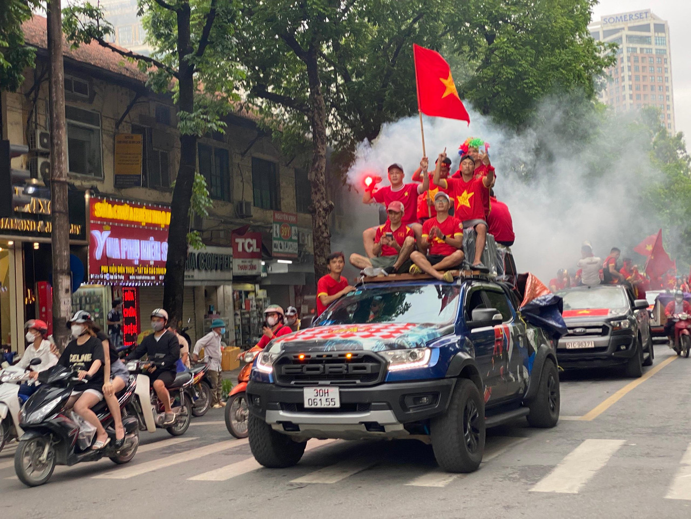 Hàng đoàn xe diễu hành nối đuôi nhau tạo nên bầu không khí vô cùng náo nhiệt.