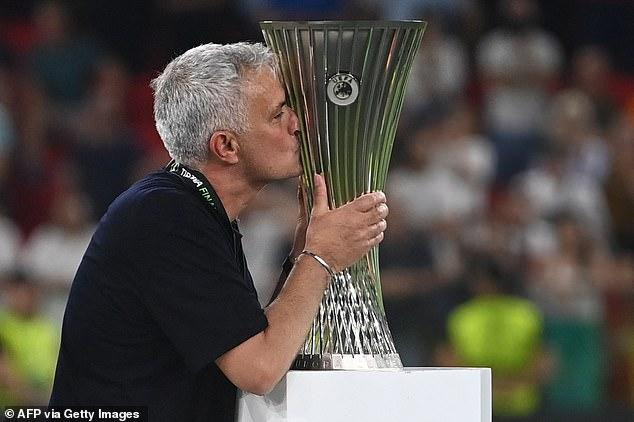 Mourinho cũng là nhà cầm quân duy nhất vô địch châu Âu với 5 CLB. Trước khi làm nên lịch sử cùng Roma, ông cùng Porto vô địch UEFA Cup 2002/2003 (tiền thân của Europa League) và Champions League 2003/2004, cùng Inter Milan vô địch Champions League 2009/2010 và cùng MU vô địch Europa League 2016/2017.