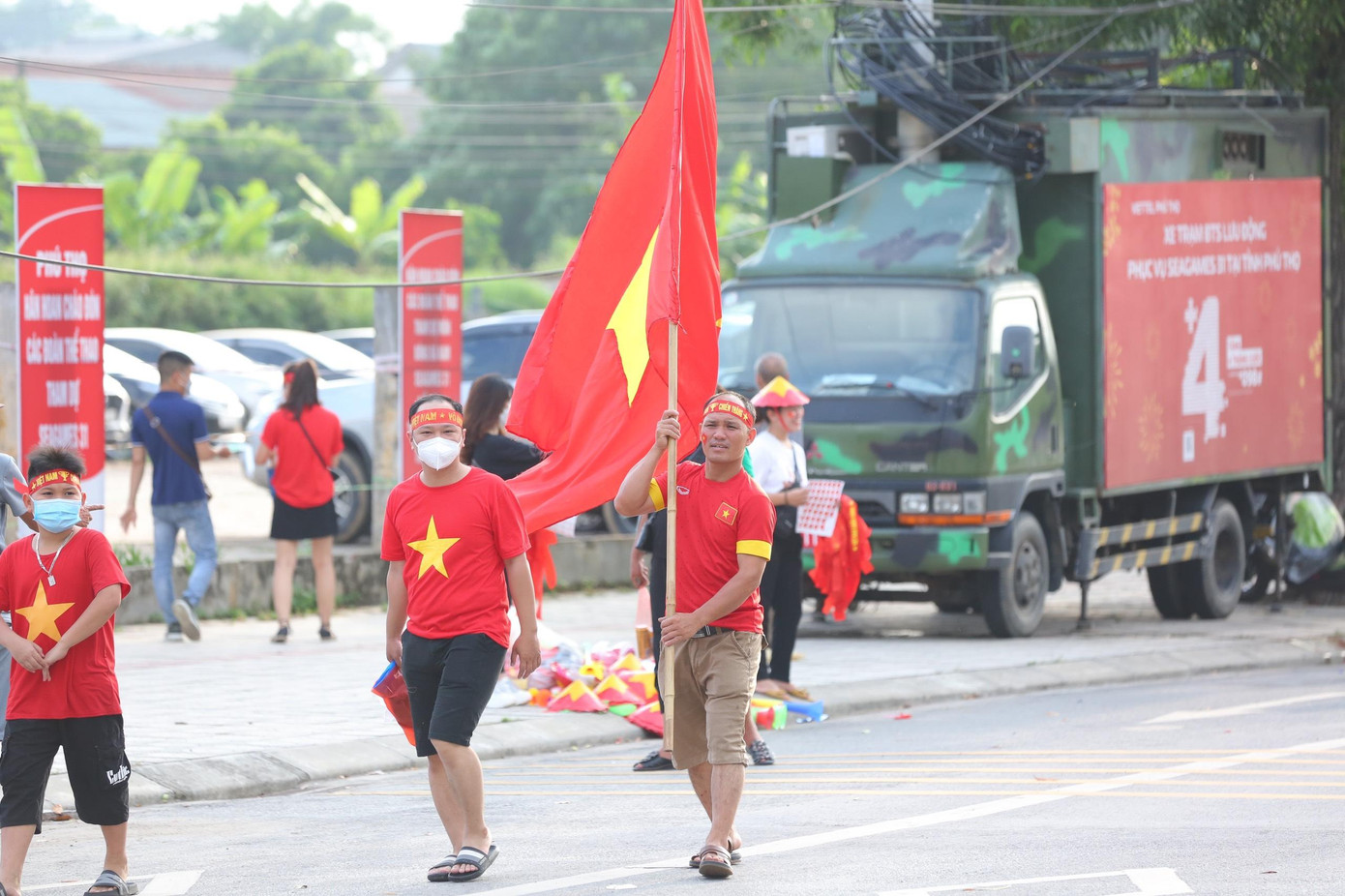 Các CĐV mặc áo Cờ đỏ sao Vàng, mang Quốc kỳ, băng rôn, khẩu hiệu...vào sân để cổ vũ cho thầy trò HLV Park Hang-seo.