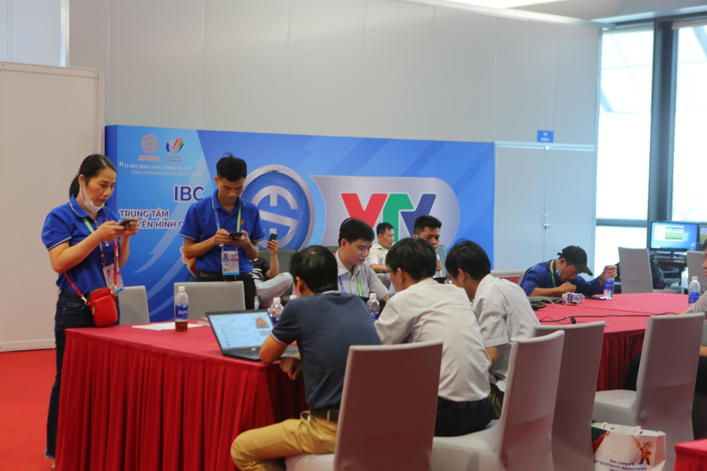 Hệ thống trang thiết bị truyền hình hiện đã được lắp đặt xong, chỉ chờ chạy thử nghiệm. Đài truyền hình cũng dựng phim trường riêng để sản xuất tin tức phục vụ cho kỳ đại hội thể thao lớn nhất khu vực Đông Nam Á.