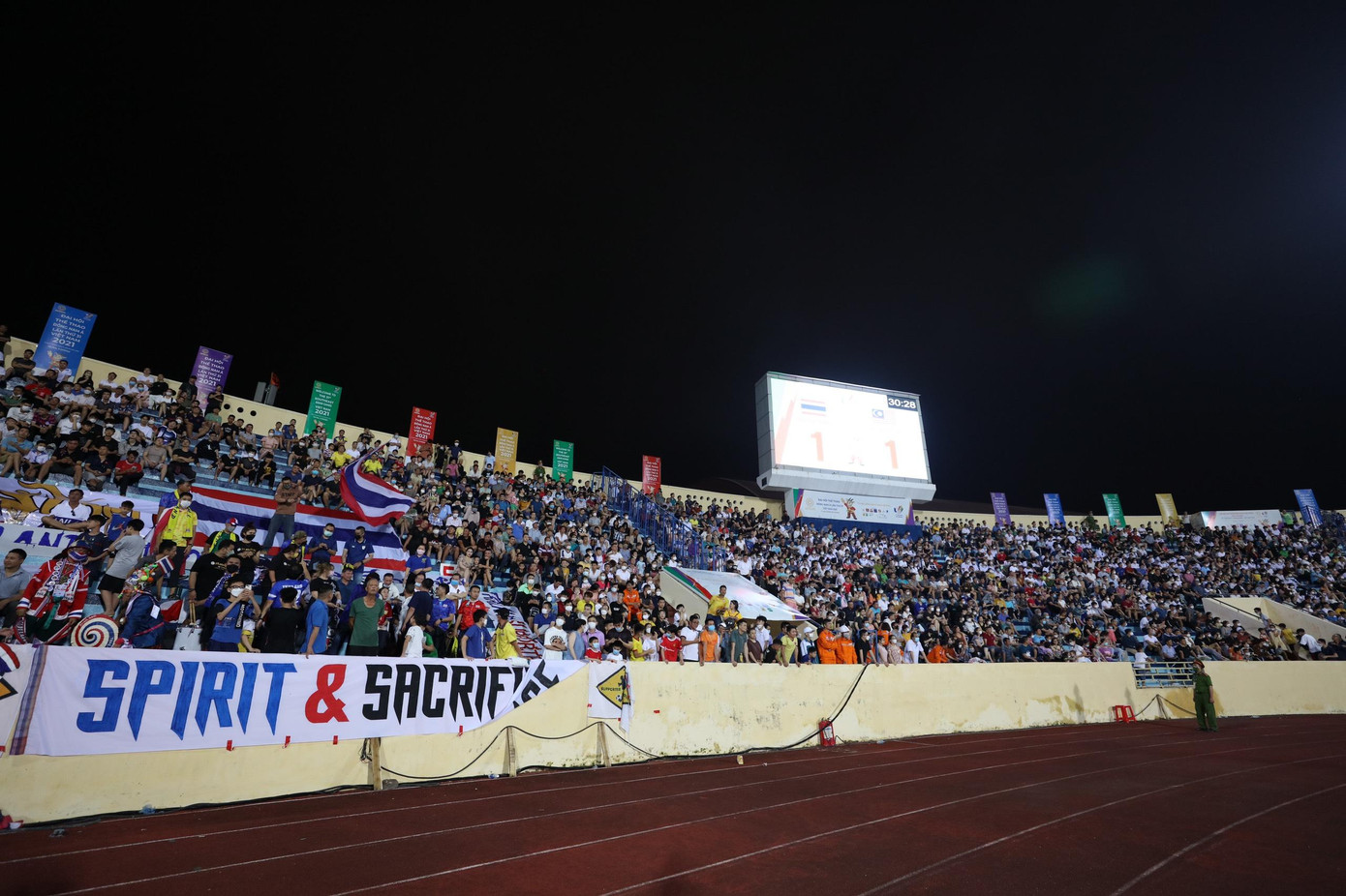 Trước sự cổ vũ của hơn 1 vạn CĐV tại sân Thiên Trường, các cầu thủ Lào đã thi đấu đầy ấn tượng trước U23 Singapore.