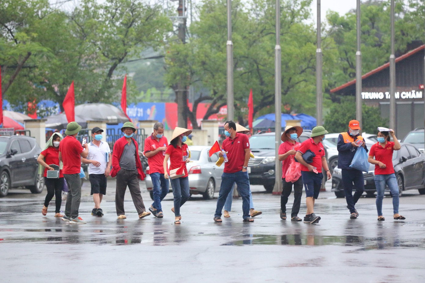 Từng nhóm CĐV mặc áo in hình Quốc kỳ đã nhuộm đỏ sân Việt Trì.