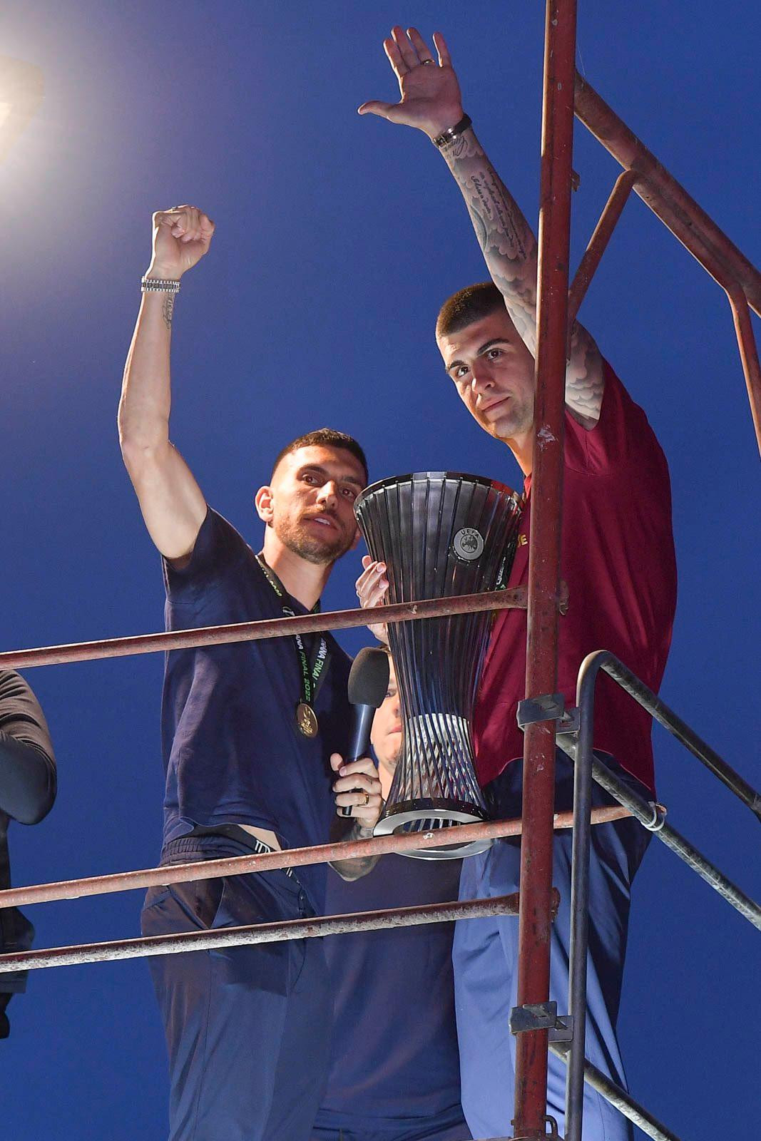 Ngay khi đội nhà vô địch, người hâm mộ đã đổ ra đường, bắt đầu bữa tiệc ăn mừng.