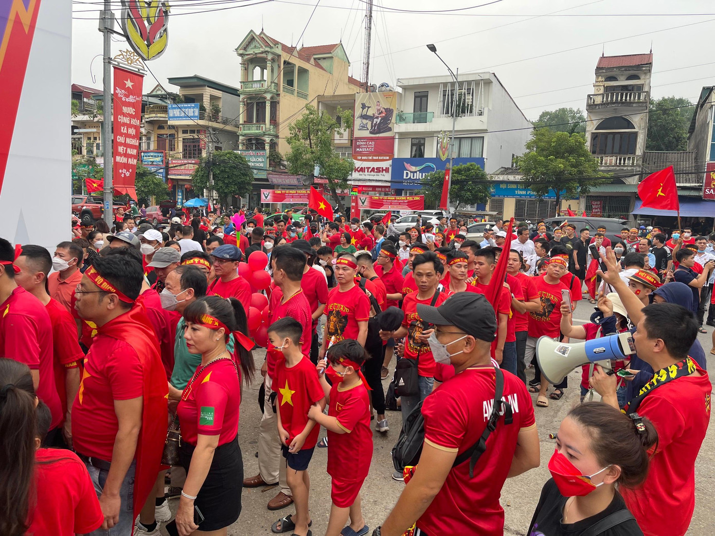 Sân Việt Trì có sức chứa khoảng 20.000 khán giả và sắc đỏ sẽ phủ kín mọi khán đài.