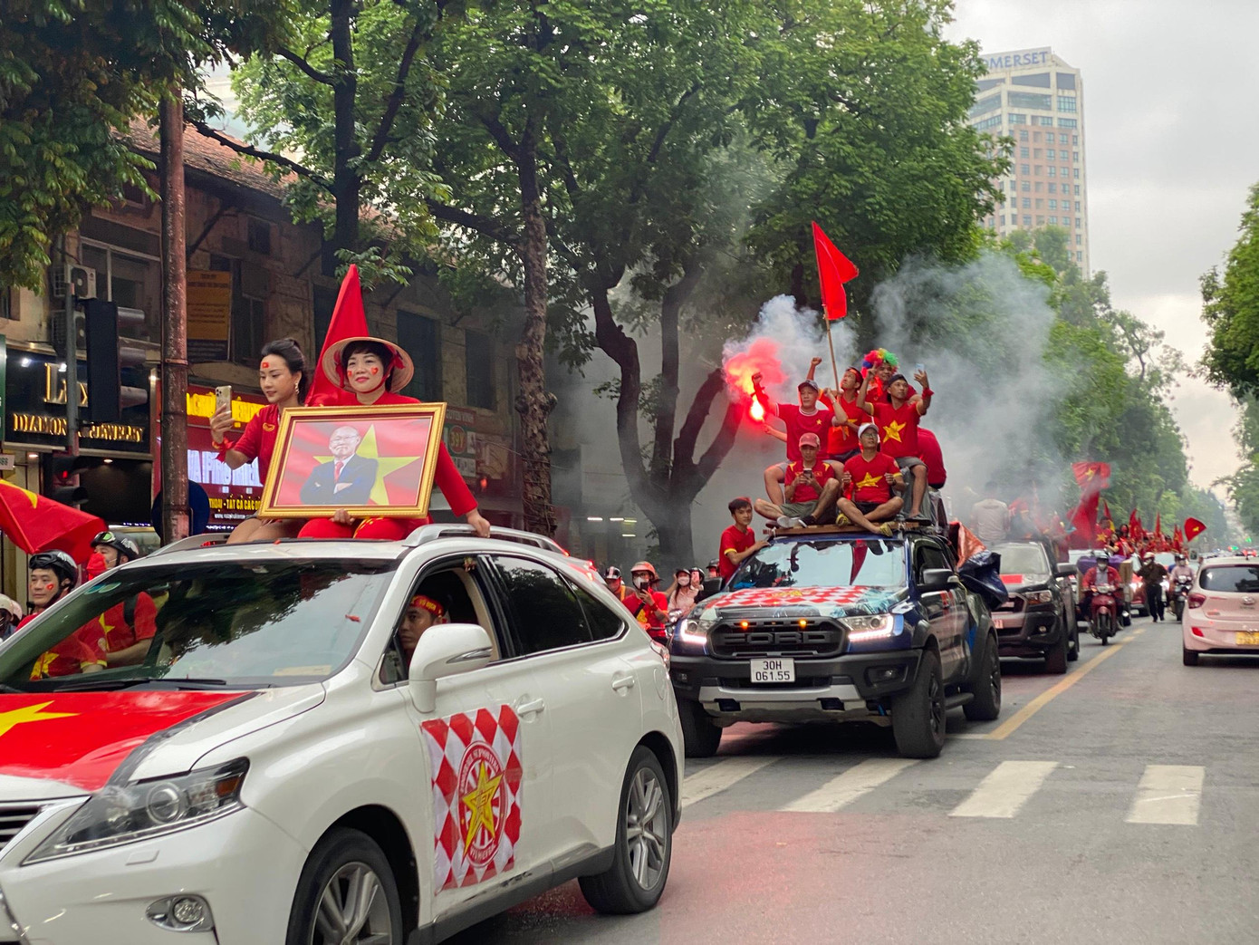 Sắc đỏ-vàng ngập tràn các tuyến phố.