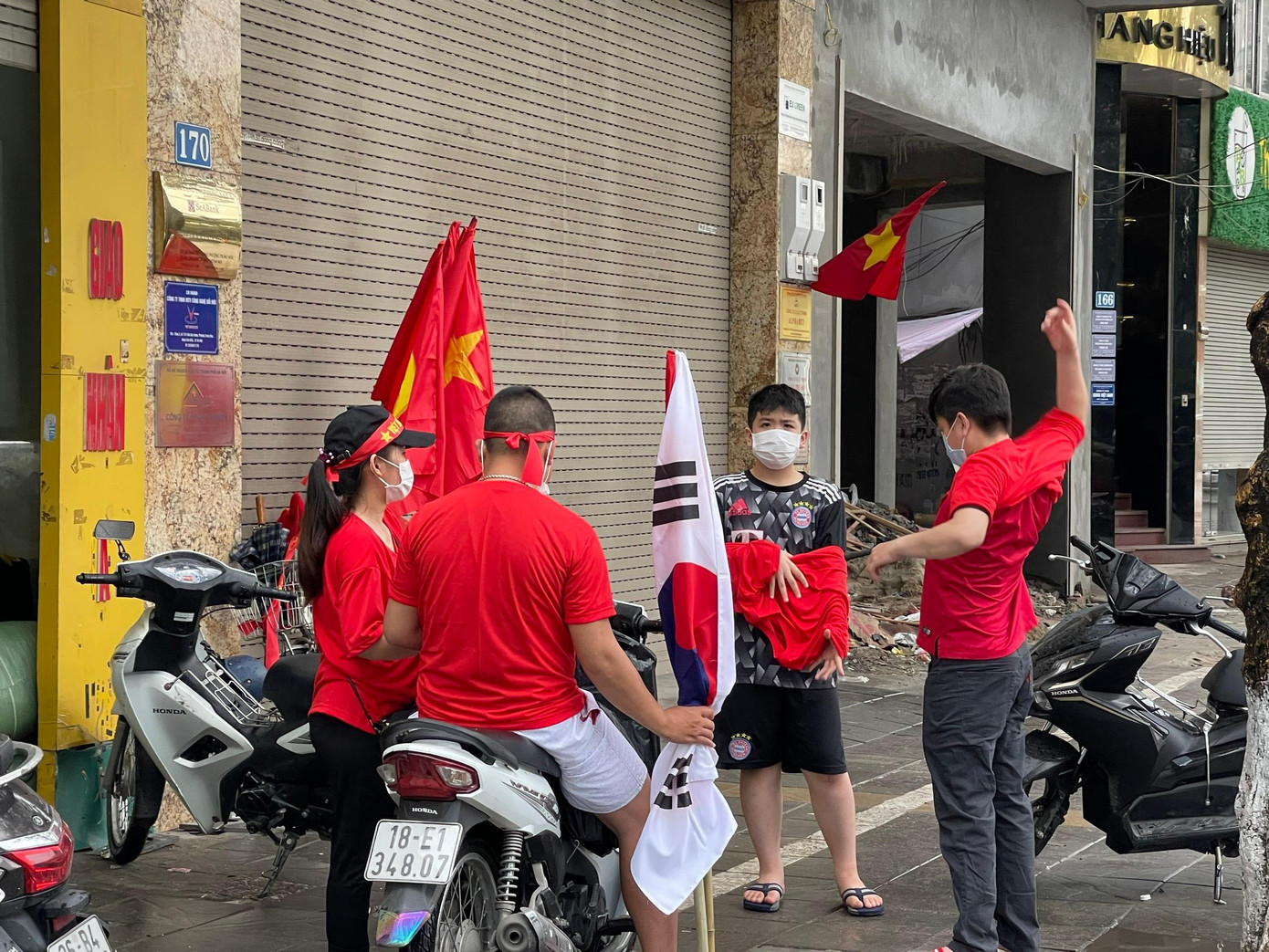 Các CĐV mang theo băng rôn, lá cờ đỏ sao vàng,.. để cổ vũ tinh thần thi đấu của thầy trò HLV Park Hang-seo.