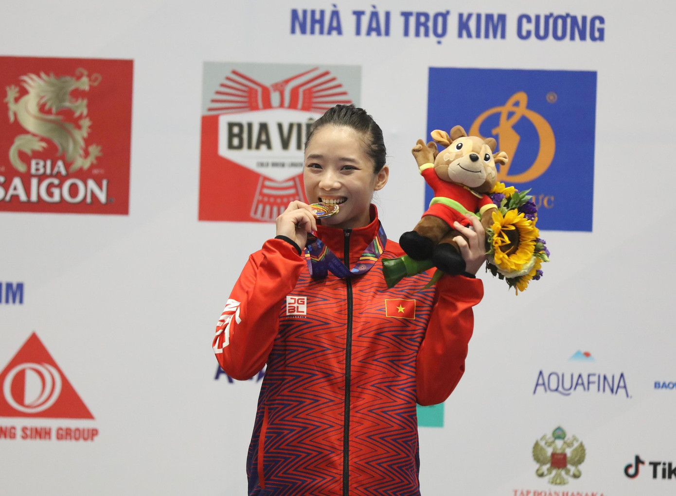 Dương Thuý Vi đoạt HCV nội dung kiếm thuật nữ