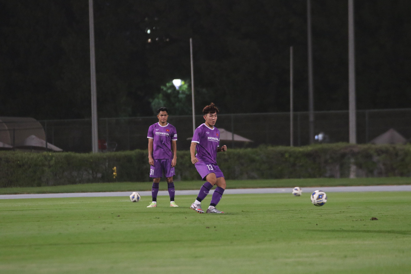 Ở nội dung tập luyện đầu tiên, ông cùng với cộng sự tập trung giáo án giúp nhóm các cầu thủ SEA Games 31 bắt nhịp với cách vận hành của sơ đồ chiến thuật và lối chơi mà ông đang xây dựng cho ĐT U23 Việt Nam trong thời gian vừa qua.