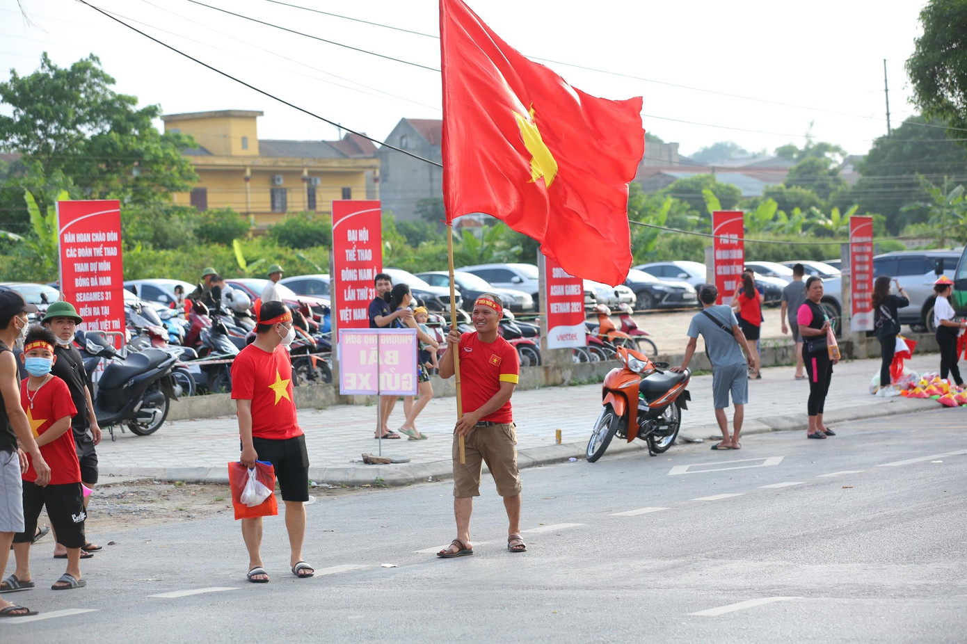 Trước giờ bóng lăn, rất đông CĐV đã kéo về sân vận động Việt Trì để trực tiếp theo dõi U23 Việt Nam thi đấu.