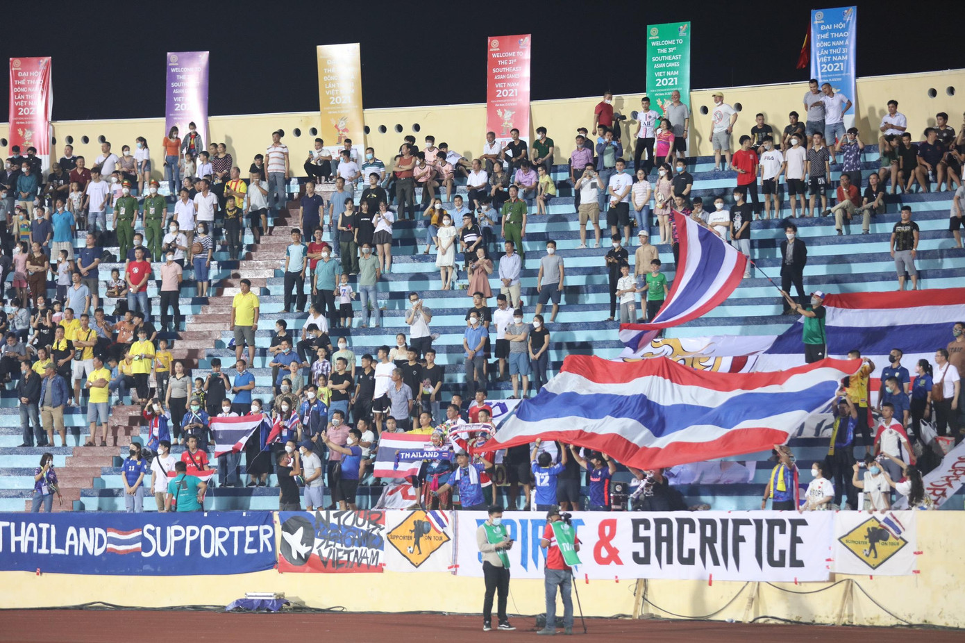 HLV của U23 Lào, U23 Singapore và nhiều phóng viên nước ngoài đã tỏ ra bất ngờ vì sự cổ vũ cuồng nhiệt của hàng vạn khán giả trên sân Thiên Trường.