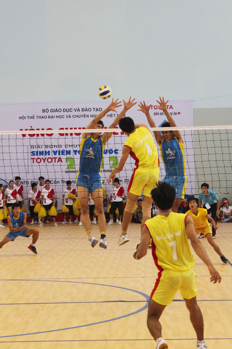 ĐH Cần Thơ tuy được cổ vũ nhiệt tình từ khán đài nhưng vẫn chịu thua ĐH TDTT TPHCM