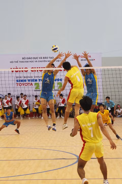 ĐH Cần Thơ tuy được cổ vũ nhiệt tình từ khán đài nhưng vẫn chịu thua ĐH TDTT TPHCM