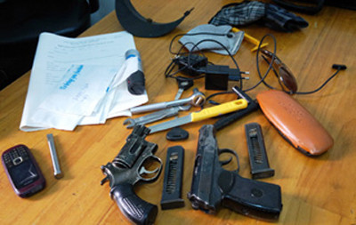 Tang vật thu được từ túi xách của Khải bỏ lại hiện trường - Ảnh: Gia Bách