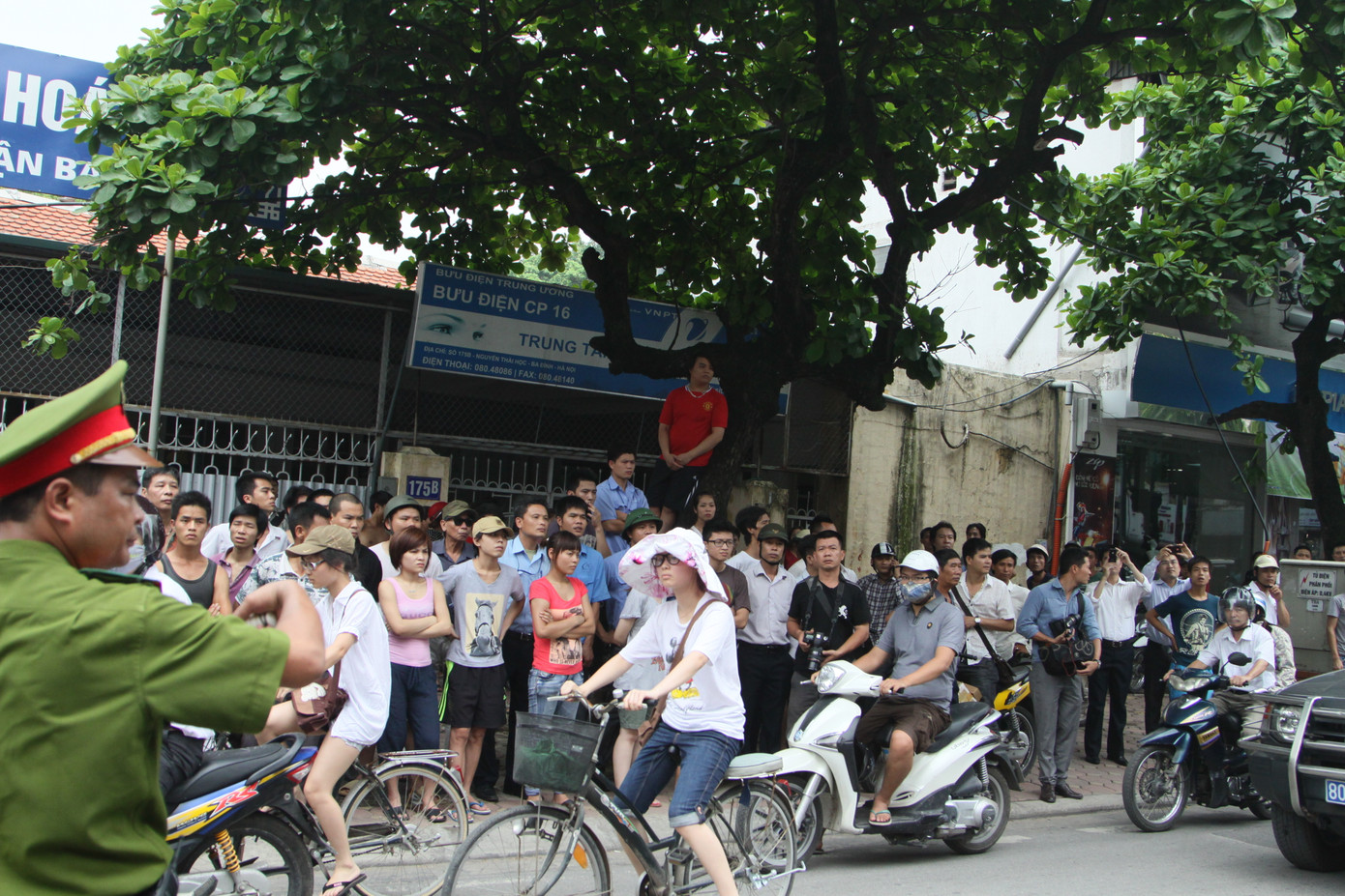 Hàng trăm người dân hiếu kỳ cũng có mặt tại hiện trường