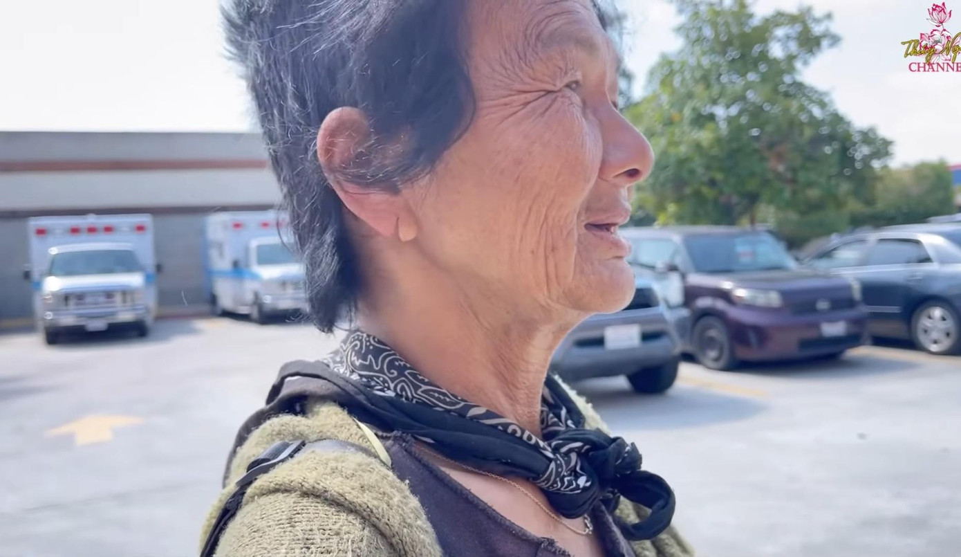 Hình ảnh một bên tai bị cắt của Kim Ngân