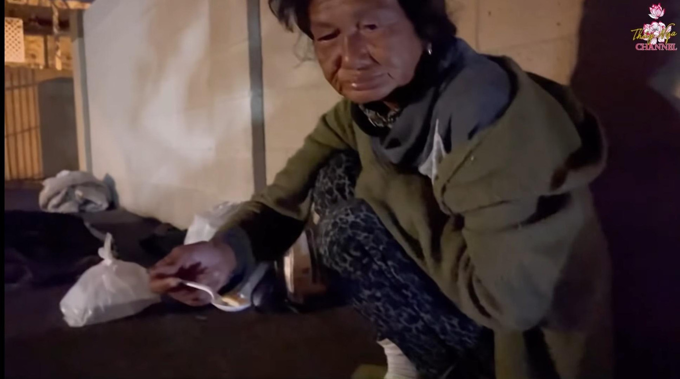 Kim Ngân ngủ ở sân trước một khu giặt là gần nhà Cam Thơ