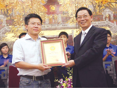 Ông Nguyễn Thế Thảo trao bằng danh hiệu cho giáo sư Ngô Bảo Châu. Ảnh: Nguyễn Hà