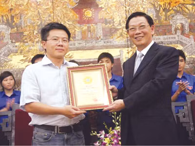 Ông Nguyễn Thế Thảo trao bằng danh hiệu cho giáo sư Ngô Bảo Châu. Ảnh: Nguyễn Hà