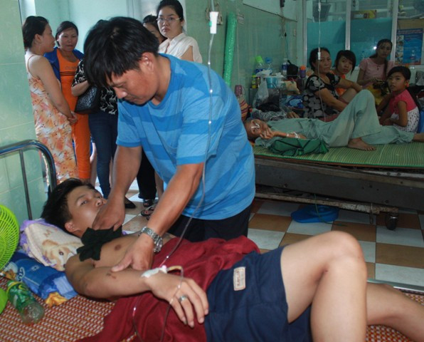 Những người đi chăm sóc bệnh nhân cùng phòng nghe nghe chuyện ai cũng mủi lòng, còn Kiệt vẫn không hề hay biết