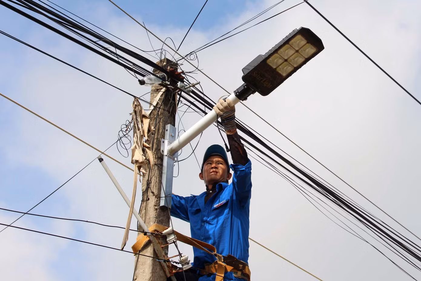 Tuổi trẻ Tây Ninh tiếp tục phát huy, triển khai thực hiện hiệu quả công trình thắp sáng đường quê, thắp sáng đường tuần tra biên giới và để lại dấu ấn đậm nét trong cộng đồng xã hội. Tuổi trẻ Tây Ninh tiếp tục phát huy, triển khai thực hiện hiệu quả công trình thắp sáng đường quê, thắp sáng đường tuần tra biên giới và để lại dấu ấn đậm nét trong cộng đồng xã hội.