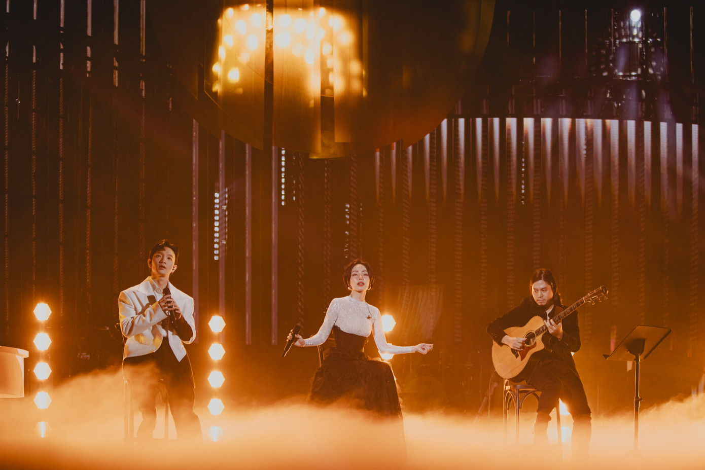 Hoàng Dũng và Gigi Hương Giang thể hiện Cứ mãi ngây thơ và biết đợi chờ. Ảnh: BTC