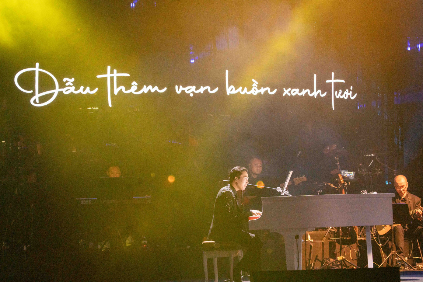 Đỗ Bảo chuyên viết tình ca và đi vào những đề tài có tính nhân sinh đôi khi khó gọi tên. Giá vé Một mình bao la có thể không rẻ, bù lại khán giả được thưởng thức tới 36 ca khúc.