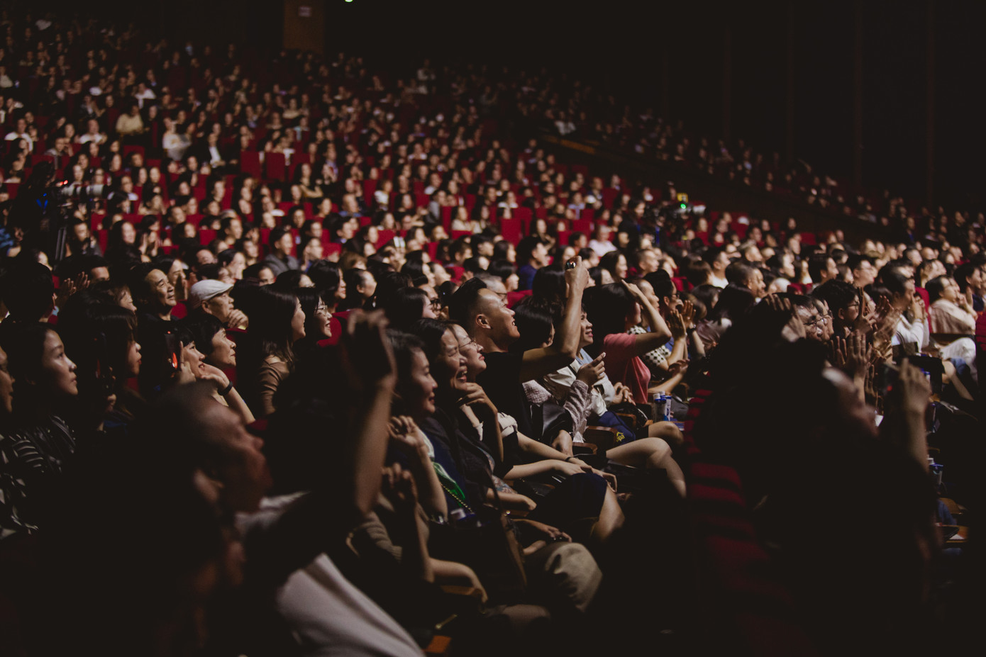 Đỗ Bảo chuyên viết tình ca và đi vào những đề tài có tính nhân sinh đôi khi khó gọi tên. Giá vé Một mình bao la có thể không rẻ, bù lại khán giả được thưởng thức tới 36 ca khúc.