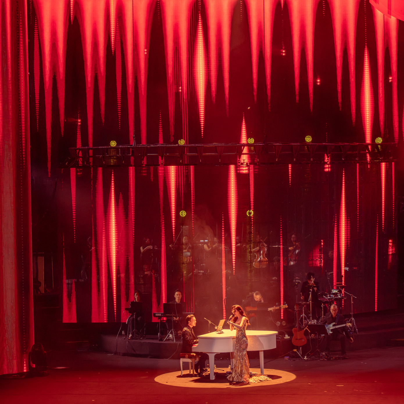 Nhạc Đỗ Bảo có vẻ không đại chúng nhưng số lượng khán giả của anh vẫn đủ để lấp đầy những khán phòng lớn như Trung tâm Hội nghị Quốc gia. Ảnh: BTC.