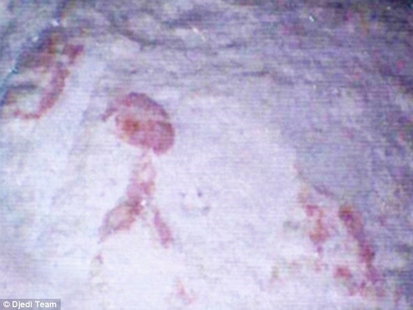 Hoạ tiết hình người do rô bốt chụp trong hầm mộ nằm trong kim tự tháp 