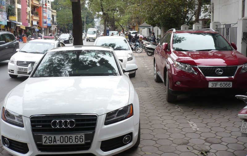 2 ngày qua nhiều ô tô xe máy vẫn đỗ trên vỉa hè Nguyễn Thái Học. Ảnh: Trọng Đảng