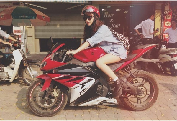 Hot girl Quỳnh Anh Shyn cũng thử tạo dáng với xế khủng 