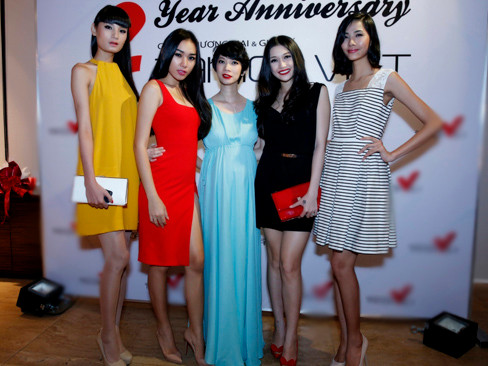 Xuân Lan cùng dàn người mẫu do cô quản lý