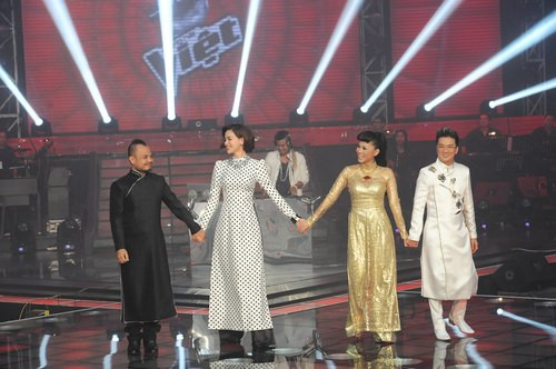 Bốn vị huấn luận viên xuất hiện trong tà áo dài truyền thống