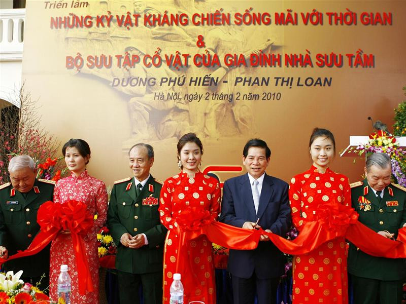 Chủ tịch nước Nguyễn Minh Triết (thứ ba từ phải sang) và các tướng lĩnh cắt băng khai trương triển lãm kỷ vật kháng chiến - Ảnh: Hồng Vĩnh