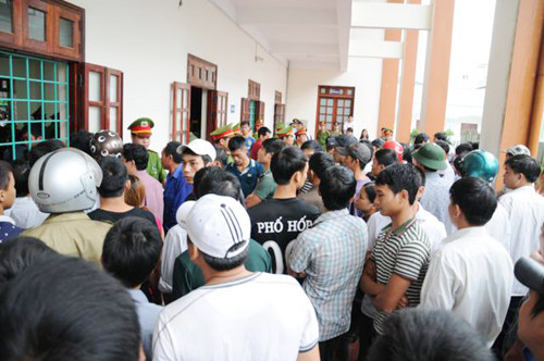 Rất đông người nhà nạn nhân, người nhà bị cáo, người dân địa phương cùng phóng viên báo đài tới theo dõi phiên tòa. Rất đông người nhà nạn nhân, người nhà bị cáo, người dân địa phương cùng phóng viên báo đài tới theo dõi phiên tòa