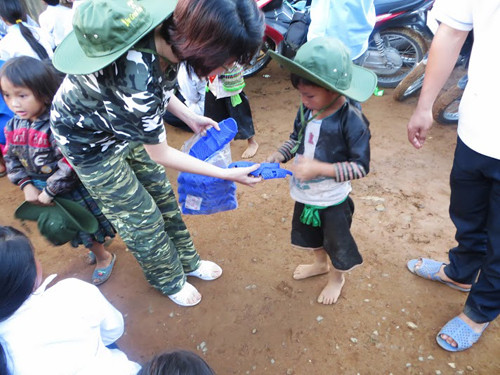 Tặng quà cho các em bé ở Tả Xì Láng