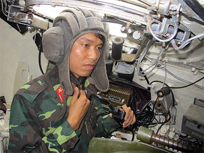 Máy thông tin VRU 812/B hoạt động rất tốt kể cả trong điều kiện xe tăng đang chạy, tiếng nổ lớn. Ảnh: Hồ Quang Phương. Máy thông tin VRU 812/B hoạt động rất tốt kể cả trong điều kiện xe tăng đang chạy, tiếng nổ lớn. Ảnh: Hồ Quang Phương