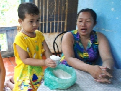 Bé Tấn Bảo lấy gạo sống ăn thay cơm