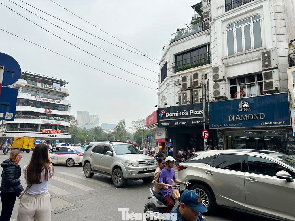 Do chiều Hàng Bông - Hàng Gai, Đinh Tiên Hoàng, Cầu Gỗ đi vào đường Lê Thái Tổ bị cấm, các phương tiện phải vòng sang phố Lương Văn Can nên sáng nay, phố Hàng Gai và Lương Văn Can bị ùn ứ giờ cao điểm.
